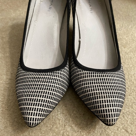 Tahari kitten Women’s heels with/ playful design, Ta-Toby pointed-toe classic - Picture 5 of 16